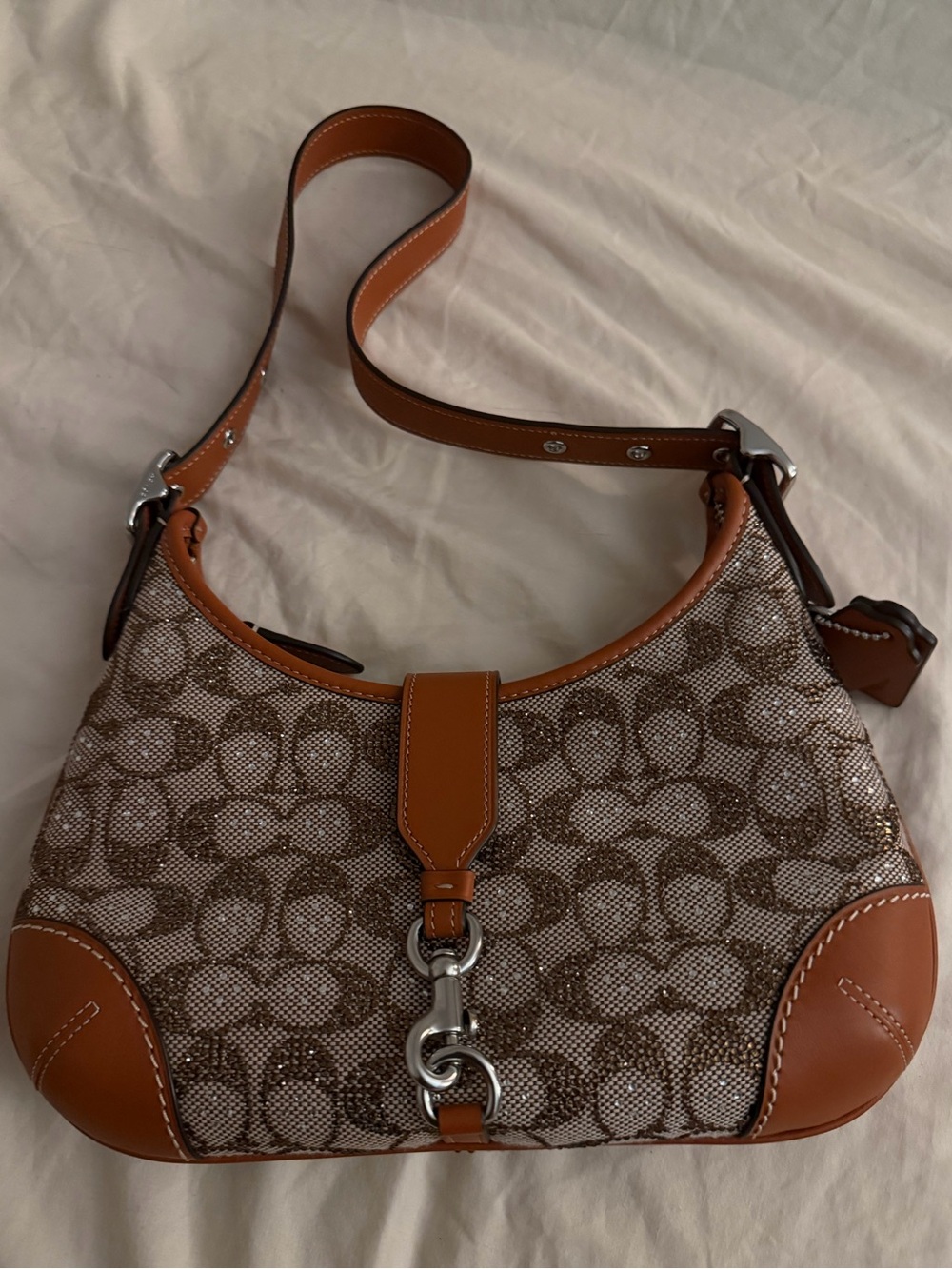 Coach Hamptons Hobo Bag
In Crystal Signature Jacquard - Picture 4 of 5